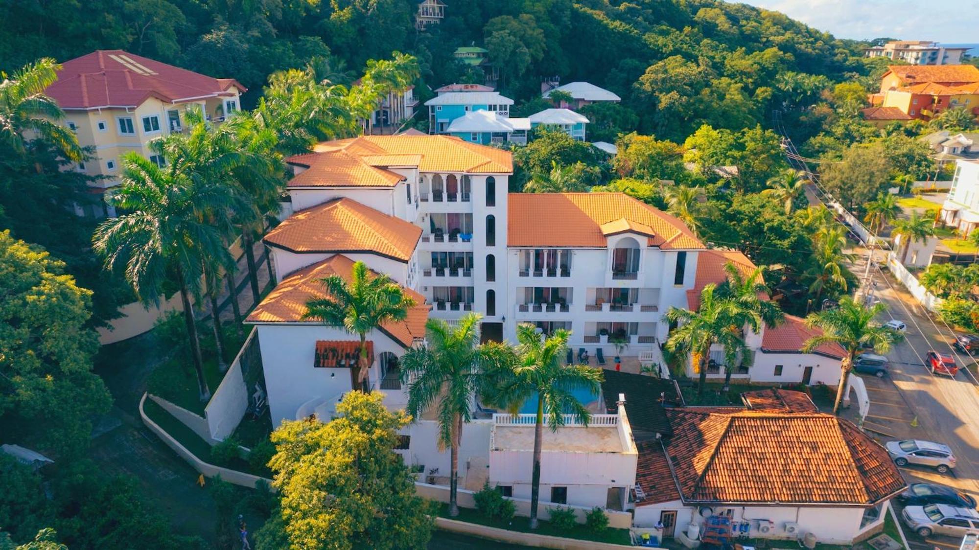 West Bay Colonial Hotel Exterior photo